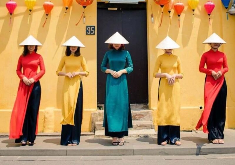 4 cô gái mặc áo dài đầu đội nón lá
