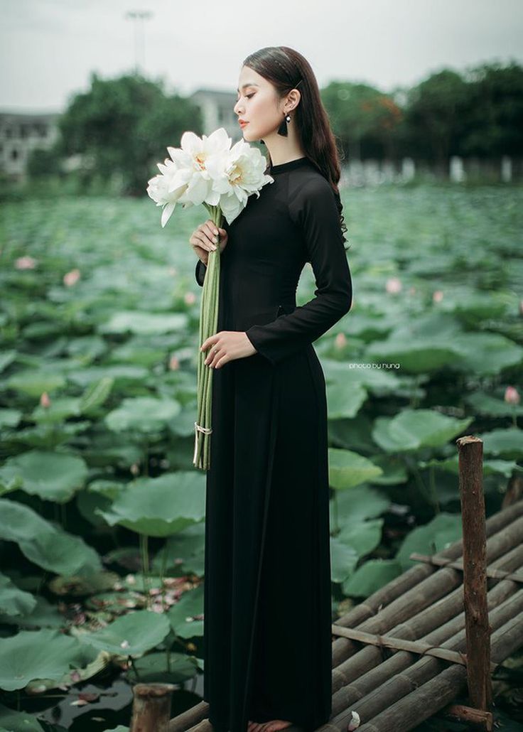 Ảnh chụp hoa sen nghệ thuật cùng tà áo dài truyền thống