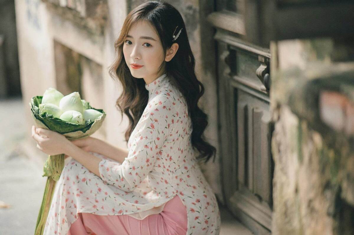 Ảnh chụp hoa sen nghệ thuật cùng tà áo dài truyền thống