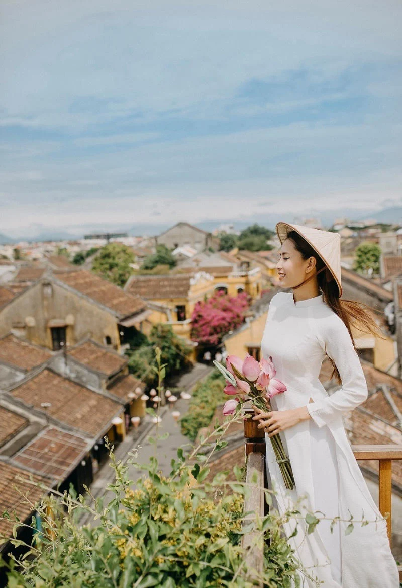 Ảnh chụp hoa sen nghệ thuật cùng tà áo dài truyền thống