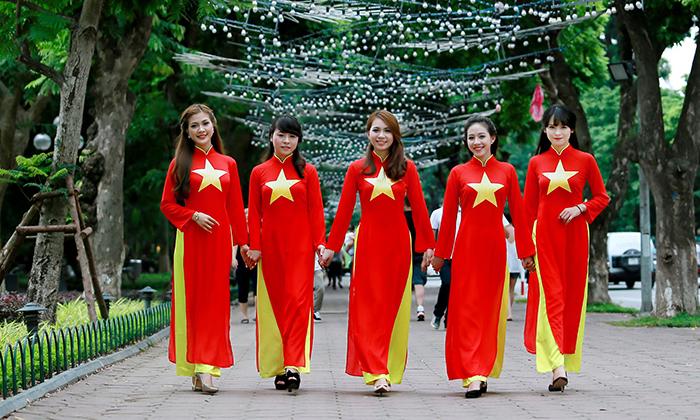 Sở hữu ảnh kỷ niệm 80 năm quốc khánh khi chụp hình áo dài 2/9 tại TPHCM
