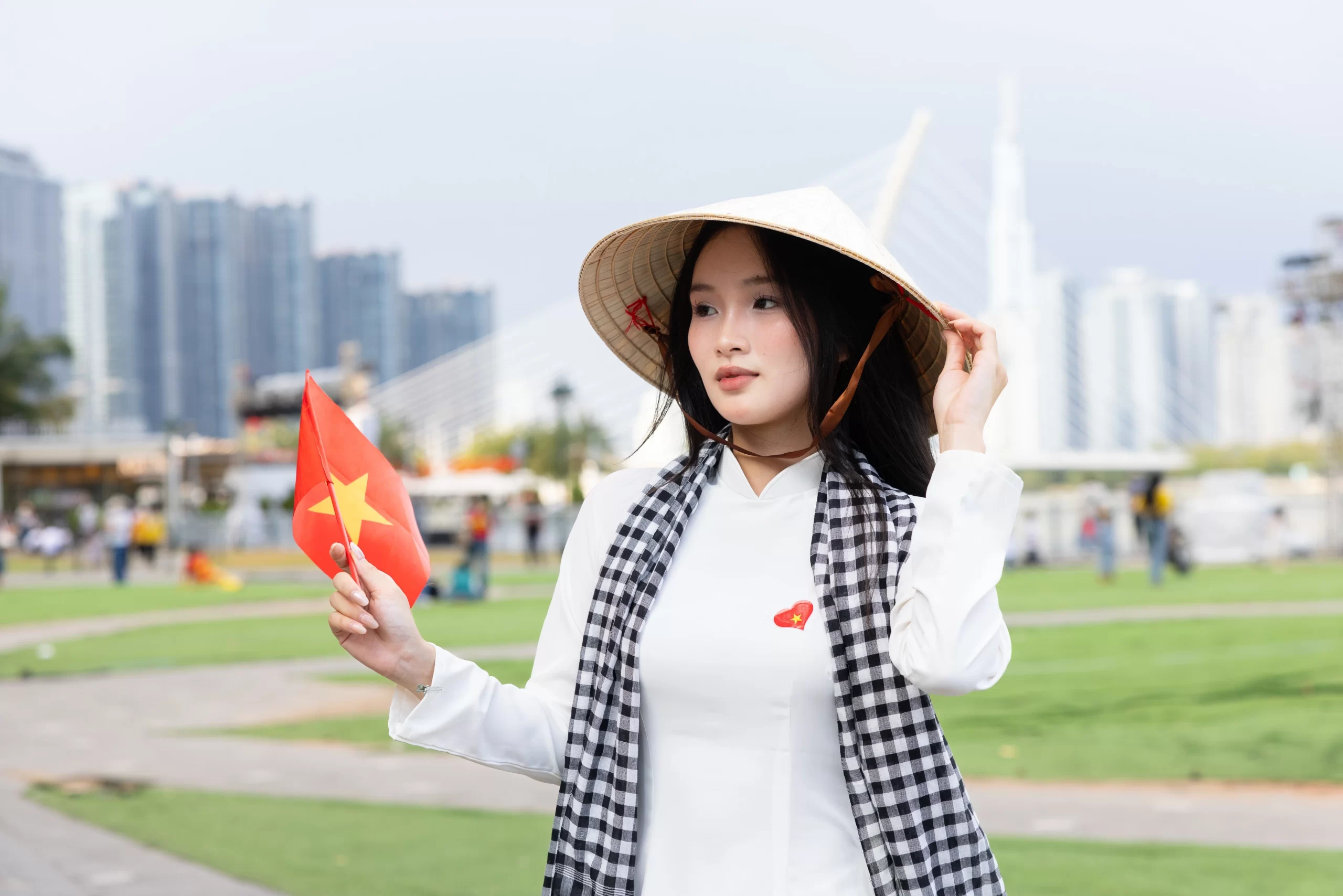 Sở hữu ảnh kỷ niệm 80 năm quốc khánh khi chụp hình áo dài 2/9 tại TPHCM