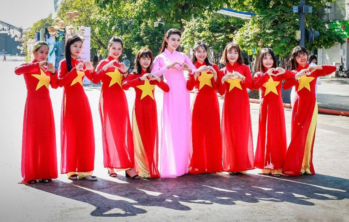 Sở hữu ảnh kỷ niệm 80 năm quốc khánh khi chụp hình áo dài 2/9 tại TPHCM
