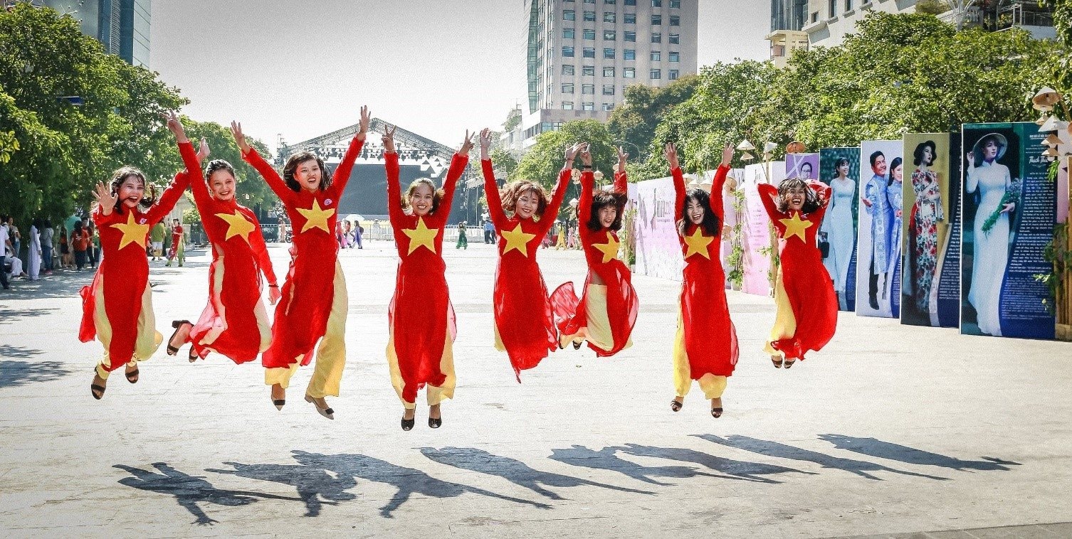 Sở hữu ảnh kỷ niệm 80 năm quốc khánh khi chụp hình áo dài 2/9 tại TPHCM