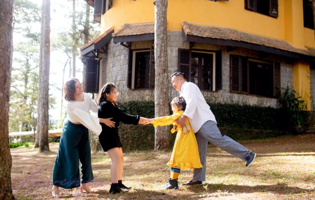 Lưu ý ngay những điều khi dùng dịch vụ ghép ảnh gia đình tại Hội An