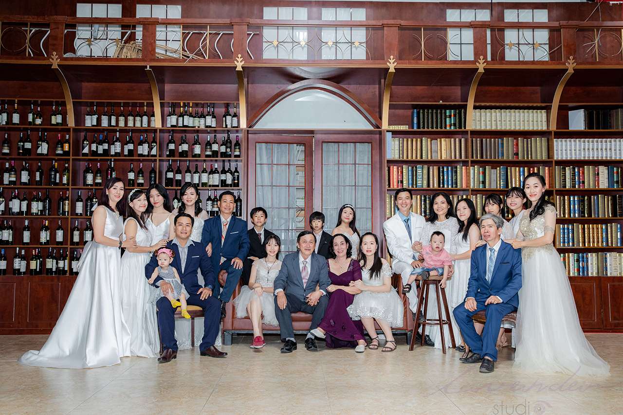 Gia Đình 3 Thế Hệ Chụp Ảnh Tết: Cách Bố Trí Đẹp Chuẩn Studio